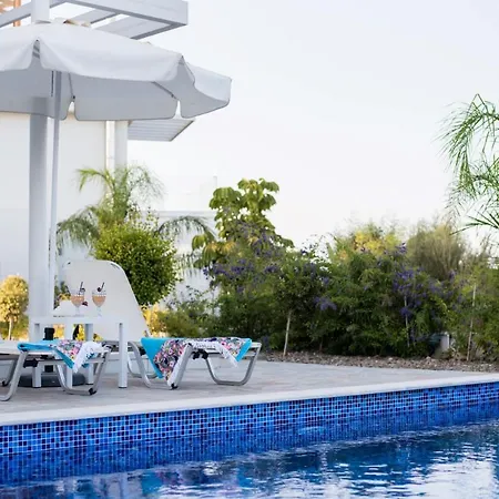 فيلة Travertine Cove